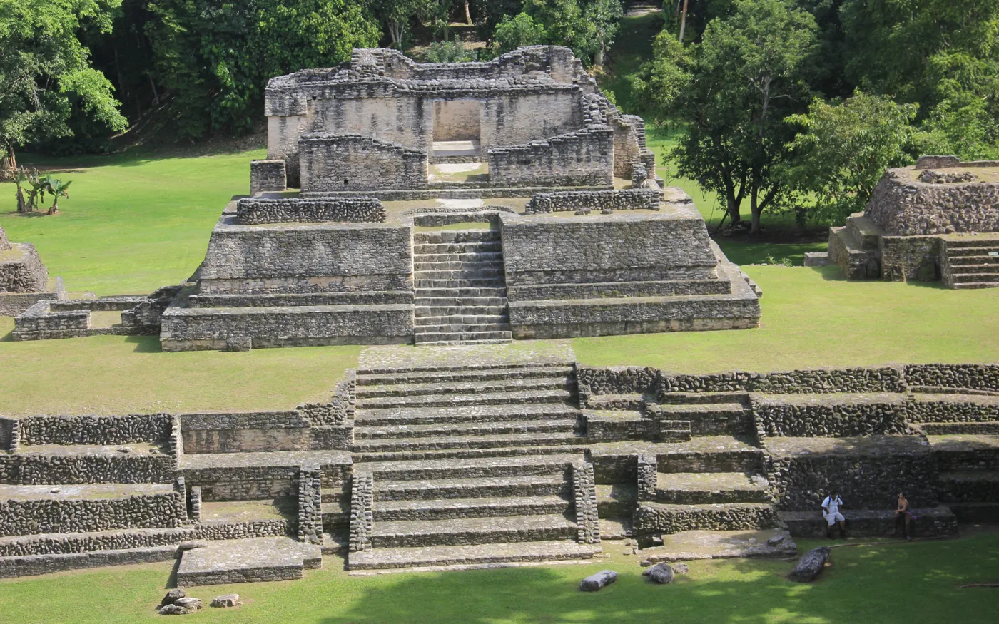 Große Maya-Tempelanlage über dem Regenwald von Belize